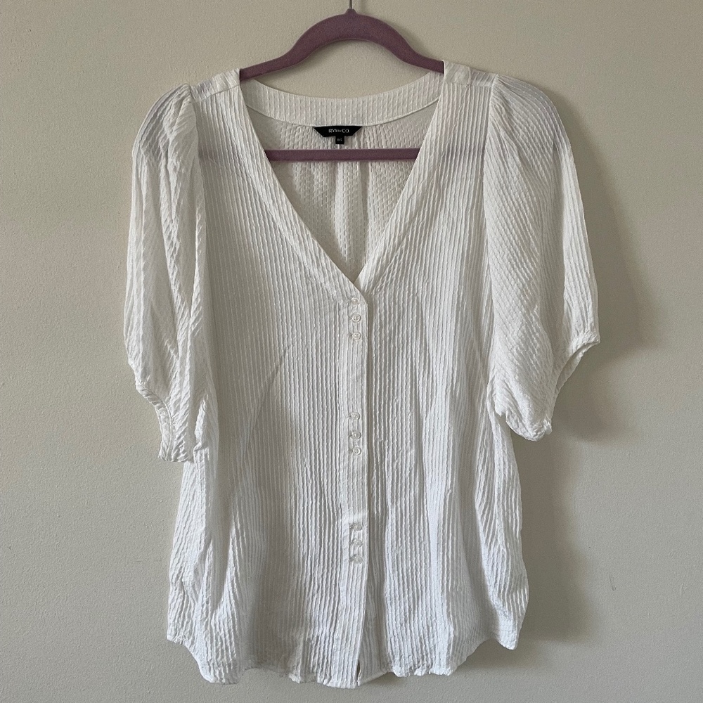 SMART SET White Flowy Button-Down